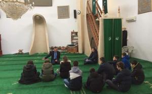 Foto: Mreža mira / Imam i katolički vjeroučitelj s djecom u džamiji